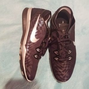 Black/Metallic Silver Nike